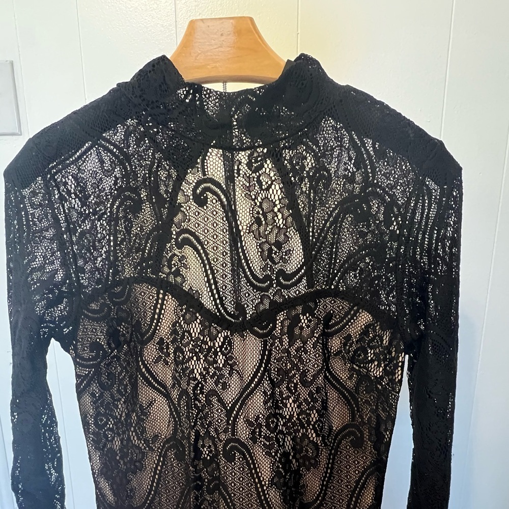Black lace dress 
Large 
From Windsor - Picture 3 of 10